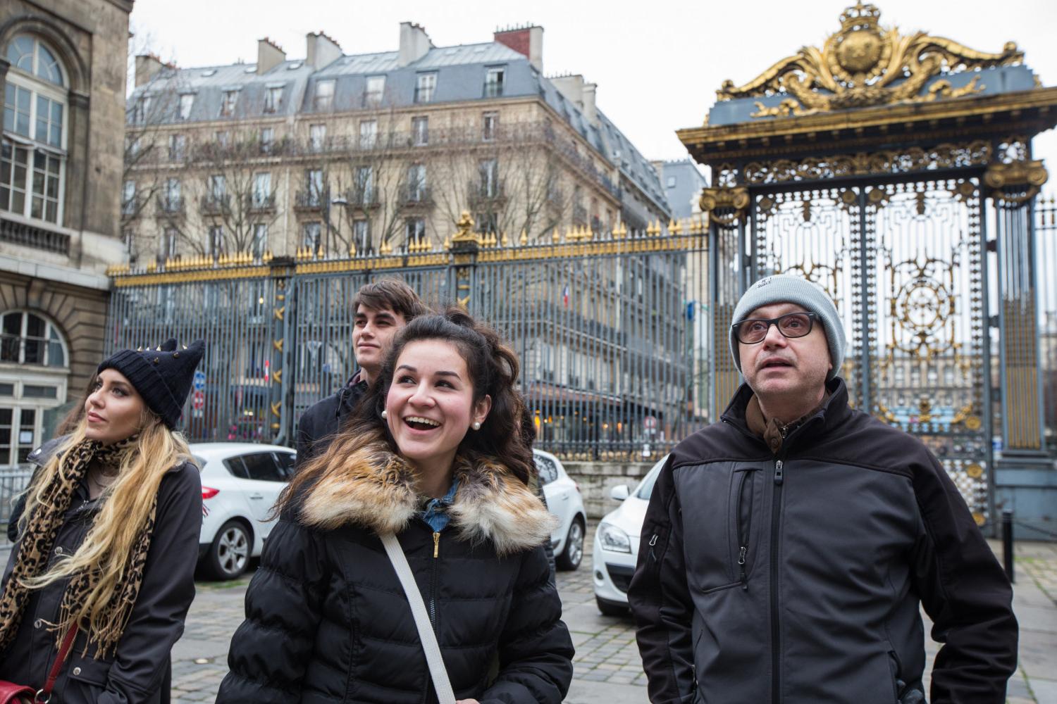 <a href='http://pbvt.riyutraining.com'>全球十大赌钱排行app</a> French Professor Pascal Rollet leads students on a study tour in Paris.